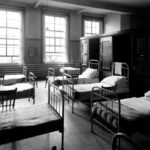 Voorbeeld van een slaapzaal, Amsterdams Oudeliedengesticht in 1933. Bron: ACHV.