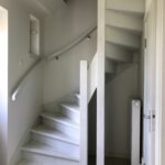 Vaste trap van een gerestaureerde woning