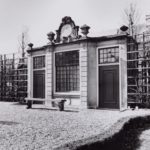 Ook het tuinhuis van buurpand Keizersgracht 585, met beeldhouwwerk van Ignatius van Logteren, kreeg een nieuwe bestemming. Dit rijksmonument kwam in 1920 in de tuin van het Rijksmuseum te staan (foto Stadsarchief Amsterdam, Ino Roëll, 1992)