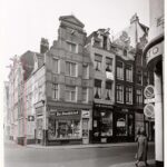 Oude Doelenstraat richting Oudezijds Achterburgwal anno 1956. Foto: Stadsarchief Amsterdam.