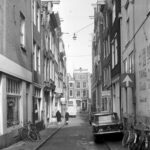 Bethaniëndwarsstraat in 1963 met rechts in het verschiet nr. 1 t/m 7. Foto: Dukker, G.J., Rijksdient voor Cultureel Erfgoed.