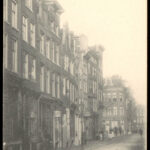 Herenstraat 25-41 circa 1900. Een uitgave van Fokko Gillot die op Herenstraat 37 gevestigd was met zijn 'Engelsch Magazijn'. Foto: Stadsarchief Amsterdam.