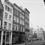 Herenstraat 35 - 41 in 1961 met Volendammer Vishandel Tol op nummer 35. Foto: Schaap, C.P., Stadsarchief Amsterdam.