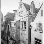 De onbewoonbaar verklaarde woning op nr. 48, hier achterzijde met uitgebouwde keuken, 1932. Foto: Stadarchief Amsterdam.
