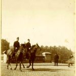 Twee politieagenten te paard ca 1900. Uiterst rechts Amstel 316-318. Bron: Stadsarchief Amsterdam