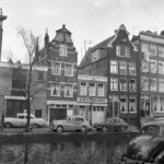 Egelantiersgracht 48 (rechts) - 62 in 1961. Dukker, G.J. (Gerard), Rijksdienst voor het Cultureel Erfgoed.