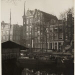 Geldersekade 78 (rechts) tot 84a, hoek Stormsteeg, ca. 1926. Het woord ‘tabak’ duidelijk zichtbaar op de gevel boven het souterrain. Foto: Stadsarchief Amsterdam.