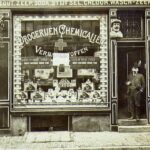 De drogisterij van A.J. Claessen (in de deuropening) op Staalstraat 10, ca. 1910-20. Claessen had ook een vestiging op ons adres. Bron: Kashba