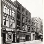 Herenstraat 34 (links) met ijs- en eetsalon Kuit in 1952. De panden op de nummers 30-32 zijn gesloopt voor nieuwbouw. Stadsarchief Amsterdam.