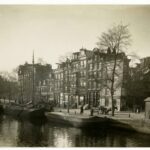 Prinsengracht 142-144 is rechts van de scheepsmast. Aan de rechterkant de hoek Prinsengracht - Nieuwe Leliestraat in 1919. Foto: Leenheer, Cornelis G., Stadsarchief Amsterdam.