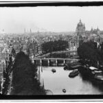 Kromme Waal nrs.1 tm 39 (v.r.n.l.) vanaf Montelbaanstoren in 1896 met ons pand voor de Basiliek van de Heilige Nicolaas. Foto: Olie, Jacob, Stadsarchief Amsterdam.