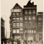 Nieuwezijds Voorburgwal 149-151, circa 1920. Foto: Stadsarchief Amsterdam.
