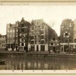 Het 'Filiale der firma' Van Nelle omvat Korte Prinsengracht 6 (op deze foto buiten beeld), 8 (rechts) en 10. Foto circa 1936. Stadsarchief Amsterdam.