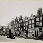 Bickersgracht 16 (rechts, v.r.n.l.) - 32. Links achter de voetganger ons pand op nr. 30A, ca. 1940.