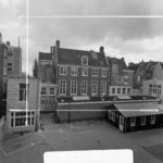 Achterzijde waar nu een fraaie binnentuin gekomen is, hier in 1969. Foto: Schaap, C.P., Stadsarchief Amsterdam.