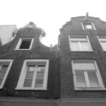 Gevels van Koestraat 18 en 20-22 (links) in 1993. Foto: Gool, Han Van, Stadsarchief Amsterdam.