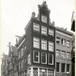 Roomolenstraat 11-13 (waar voorheen de bakkerij gevestigd was) in 1936. Foto: Stadsarchief Amsterdam.