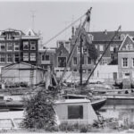 Rechts Bickersgracht 30A met links daarvan de afgesloten tuin d.d. 1974, gezien vanaf Prinseneiland.