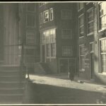 Oudezijds Voorburgwal 2 tussen de 2 trapjes in, ca. 1940. Stadsarchief Amsterdam