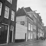 Bickersgracht 30A met links ervan de afgesloten tuin. Foto: G.J. Dukker (1961) RCE.