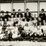Betje Lezer, Leerlingen van de Joodse Godsdienstschool uit Stadskanaal in 1906. Het meisje vijf plaatsen naar rechts - met handen op de schouders - is ook een Lezer. Bron: de geschiedenisbibliotheek van Groningen