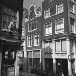 Bewoonster van de bovenwoning in 1958. Foto: Schaap, C.P., Stadsarchief Amsterdam.