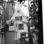 De achtergevels van Prinsenstraat 20 en (rechts, gedeeltelijk) 22, gezien vanuit het Zon's Hofje in 1973. Links Prinsengracht 169. Foto: Stadsarchief Amsterdam.