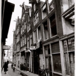 Sint Jansstraat 40-52 (v.r.n.l.), nummer 38 wordt gesloopt voor nieuwbouw (parkeergarage), ca. 1956-'61. Foto: Stadsarchief Amsterdam.