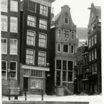 Oudezijds Voorburgwal 2 met rechts de ingang naar de Nieuwebrugsteeg en links naar de Wijngaardsteeg in 1950. Stadsarchief Amsterdam