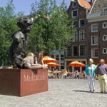 Vanuit het pand heb je uitzicht op het beroemde standbeeld van Multatuli (Latijn voor 'ik heb veel geleden') het pseudoniem van Eduard Douwes Dekker (1820-1887), die vlakbij in de Korsjespoortsteeg is geboren. Foto: Martin Alberts, 2006. Bron: Stadsarchief Amsterdam