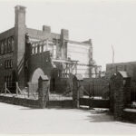De Sint Rosaschool aan de Wingerdweg, beschadigd door het bombardement in 1943.