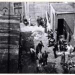 Opgepakte joden scheppen een luchtje op de binnenplaats achter de Hollandsche Schouwburg, 1942. Foto: Lydia Riezouw vanuit Plantage Kerklaan 9. Bron: Stadsarchief Amsterdam