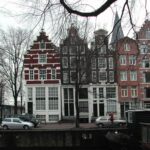 Prachtig uitzicht op vier Stadsherstelmonumenten: de Korte Prinsengracht 5, 7 en 9 en daarachter de Posthoornkerk.