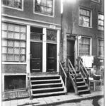 Boven de rechterdeur van nr. 48 een bordje waarop staat dat het een onbewoonbaar verklaarde woning is, 1932. Foto: Stadsarchief Amsterdam.