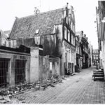 Koestraat 20-16 enz. (v.l.n.r.), op de voorgrond links sloop nrs. 30-36. Foto: Roël, Ino, Stadsarchief Amsterdam (1988).