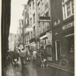 Nieuwe Nieuwstraat 10 en hoger (v.r.n.l.) in 1958. Foto: J.M. Arsath Ro'is. Bron: Stadsarchief Amsterdam