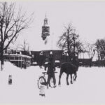 Winters tafereel met de Nederlands Hervormde Kerk en links nummer 6 in 1942. Beeldcollectie van de gemeente Heemstede