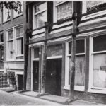 Egelantiersgracht 46 (rechts, met vlakke stoep) en 48 in 1983. Broekhoven, Jan van. Stadsarchief Amsterdam.