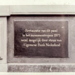 Plaquette na voltooide restauratie in 1975 in de voorgevel van Nieuwezijds Voorburgwal 149.