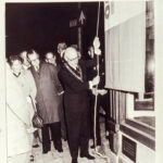 Onthulling plaquette na voltooide restauratie in 1975, door Burgemeester dr. Ivo Samkalden en Batenburg.