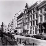 De straat met Sas hotel. Foto: Roël, Ino (1999).