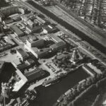 Luchtfoto met rechtsonder molen de Bloem annno 1972.