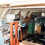 De voormalige pakzolder stond vol met machines van de boekbinderij. (1992).