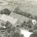 Luchtfoto boerderij Zeehoeve met stal en hooiberg.
