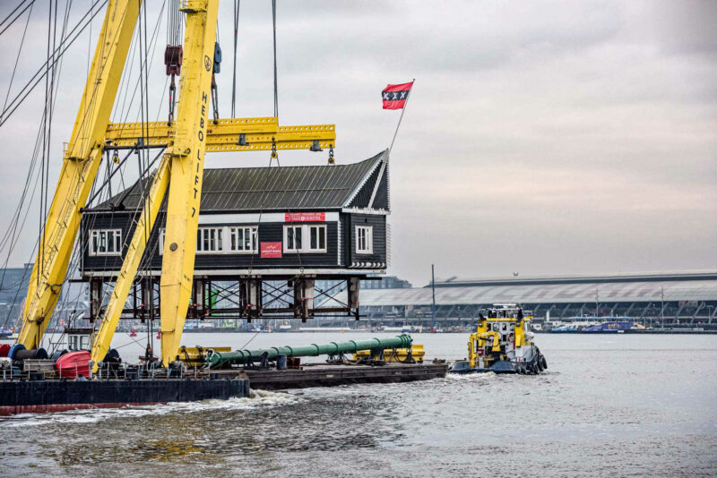 De Amsterdamse vlag wappert: het NACO-huisje is thuis. Foto: Jan Reinier van der Vliet
