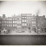 Reguliersgracht 95 in 1946. De geveltekst met rijwielhandel is overgeschilderd. Bron: Stadsarchief Amsterdam