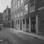 Bethaniënstraat 5 met jongetje voor het pand in 1965. Foto: Schaap, C.P. Stadsarchief Amsterdam