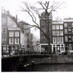 Herengracht 300 en Wolvenstraat 1a in 1968, gezien vanachter brug 25. Foto Arsath Ro'is, J.M. Stadsarchief Amsterdam.