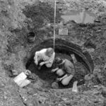 Archeologische opgraving van beerput in Antoniestraat (1991). Foto: J. Fielmich. Bron: Noord-Hollands Archief