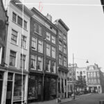 Herenstraat 35 - 41 in 1961. Op dit adres en het tegenovergelegen Herenstraat 38 (Ook een Stadsherstelmonument) zit radio-, tv- en witgoedzaak Kitsz. Foto: Schaap, C.P., Stadsarchief Amsterdam.